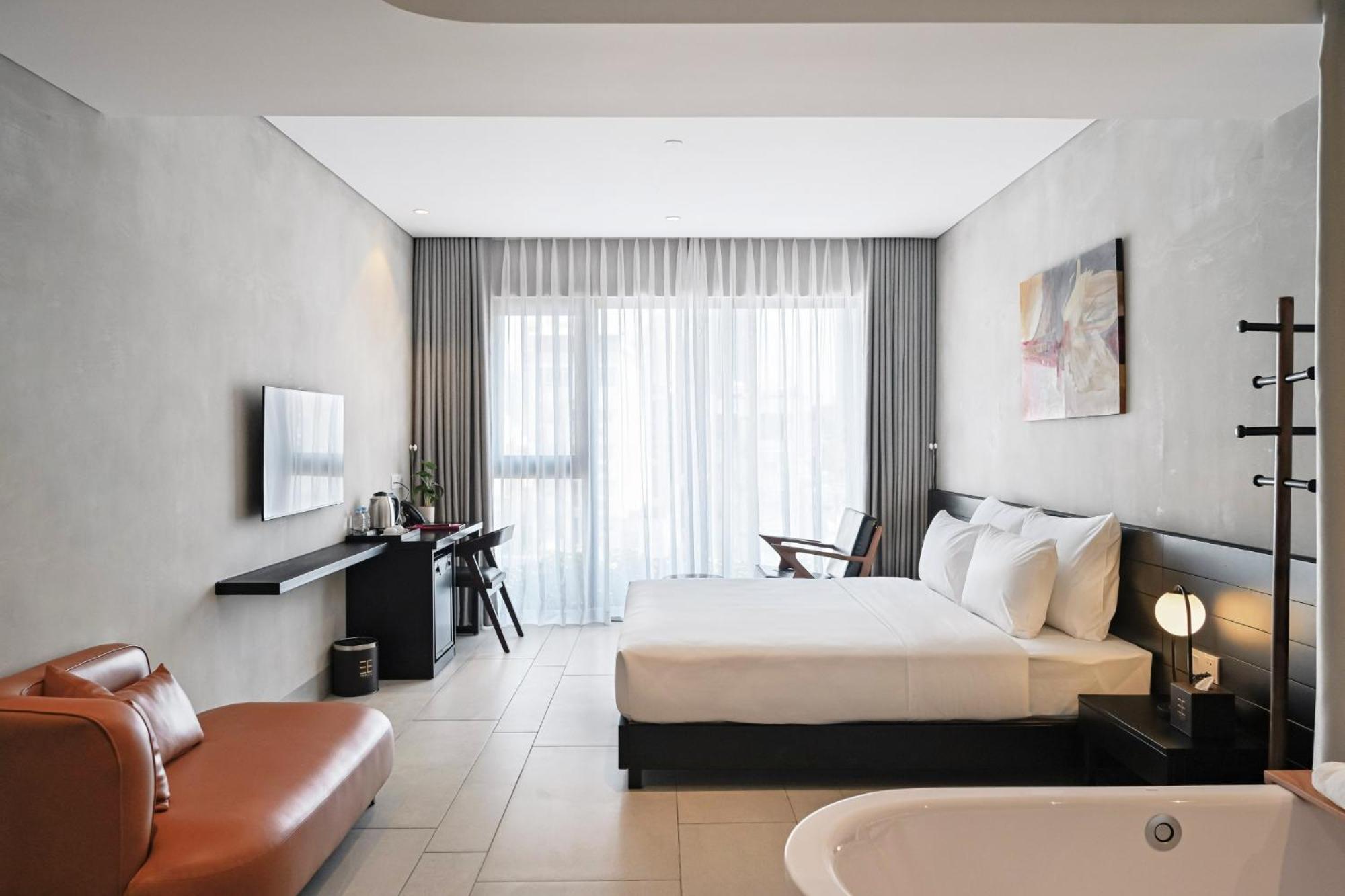 Triple E Metro Ben Thanh Hotel